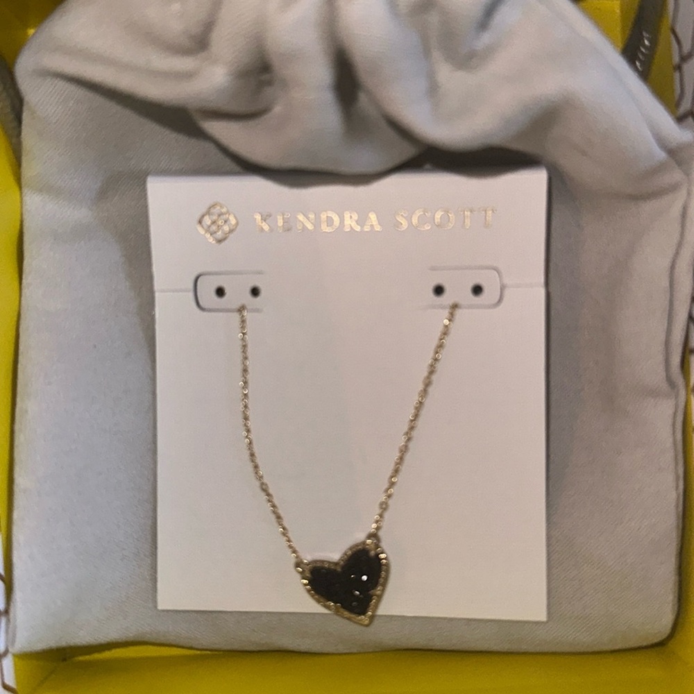 NWOT Kendra Scott Ari Heart Black Pendant Neckalace